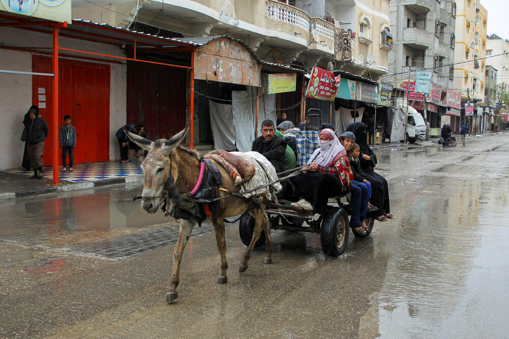 Palestinci napuštaju istočne četvrti Rafe nakon izraelskih naredbi i prijetnji napadom na taj grad, Foto: Reuters