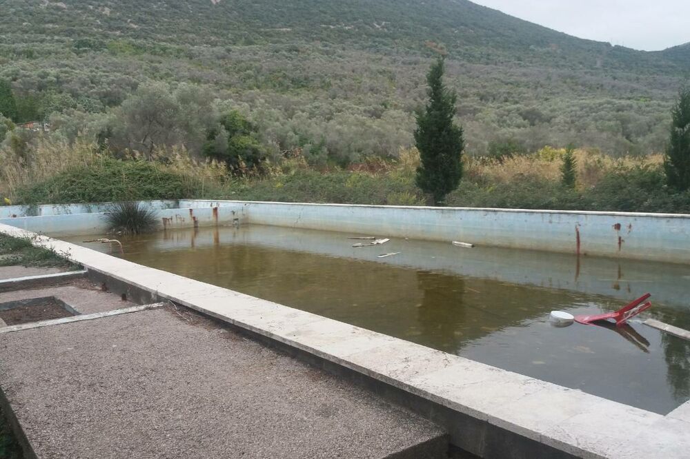 Uništeni bazen u nekadašnjem vojnom kompleksu, Foto: Samir Adrović