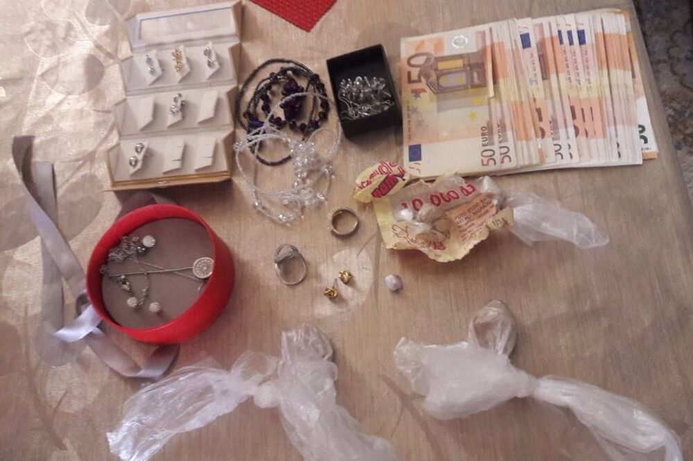 Berane, oduzeta droga, pare, tablete, nakit, Foto: Uprava policije