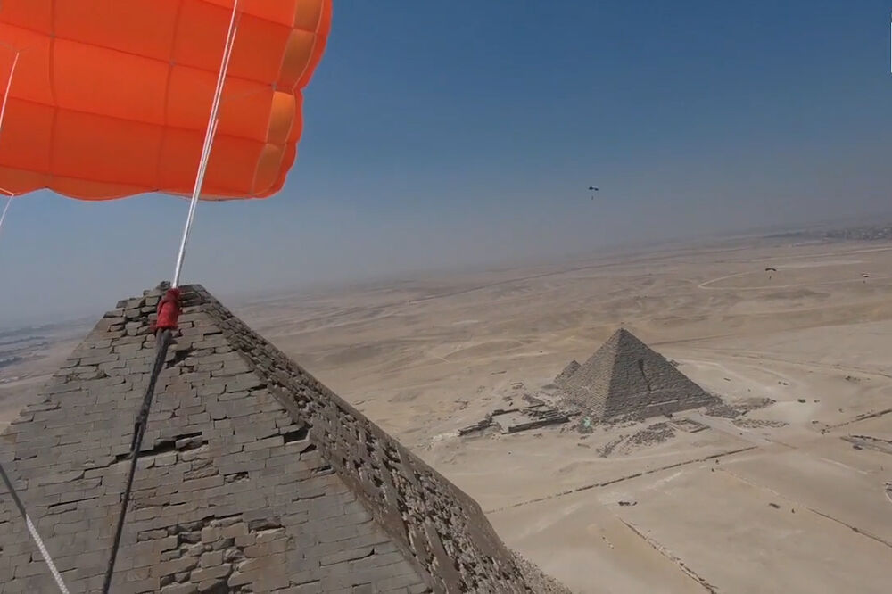 Let iznad piramida, Foto: Vijesti video