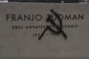 Nacrtali srp i čekić na Tuđmanov spomenik