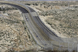 Otvoren autoput sa zidom koji dijeli izraelski i palestinski...