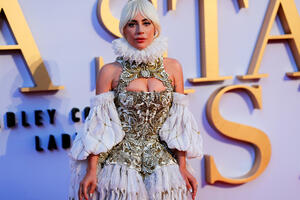 Lejdi Gaga kao princeza na crvenom tepihu