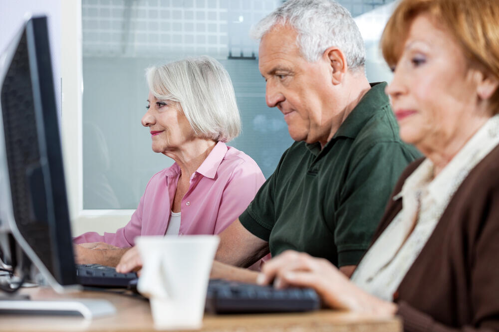Penzioneri, internet, Foto: Shutterstock