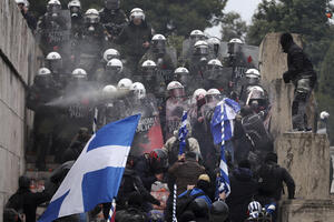 Protest u Atini: Kamenjem, farbom, bakljama na policiju zbog...