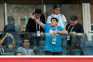 Skandalozni Maradona ponovo u elementu: Pijan na krovu automobila