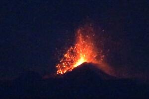 Vulkan Etna ponovo aktivan: Pogledajte kako izbacuje lavu i pepeo