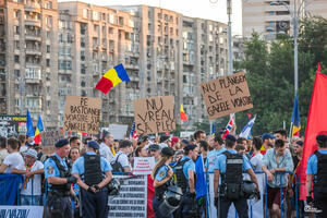 Protesti u Bukureštu, treći dan: Duvanje u vuvuzele, "Korupcija...
