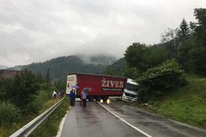 Put Bijelo Polje - Mojkovac: Kamion skliznuo sa puta, saobraćaj...