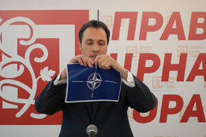 Milačić pocijepao papir sa NATO zastavom na godišnjicu članstva