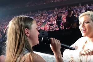 Pjevačica djevojčici dala mikrofon, a onda onda ostala bez teksta