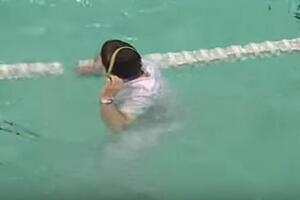 Incident u Novom Sadu: Navijač gurnuo sudiju u bazen