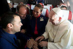 Dan za pamćenje: Papa vjenčao stjuarda i stjuardesu u avionu