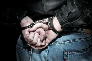 Policajac uhapšen zbog nezakonitog nošenja oružja