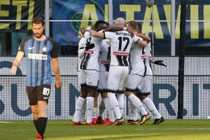 Udineze šokirao Inter, Napoli lider, Roma u finišu srušila Kaljari