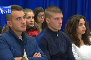 Podgorica: Crnogorski vojnici pričali srednjoškolcima o učešću u...