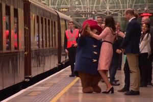 Kejt Midlton i medvjed iz Padingtona zaplesali na peronu stanice