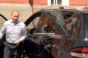 Koga to Putin vozi na zadnjem sjedištu svog auta: Video pokrenuo...