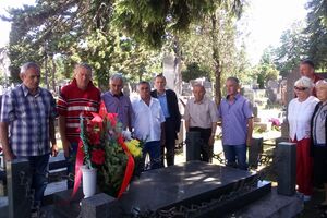 Nikšićki komunisti položili cvijeće na grob Ljuba Čupića
