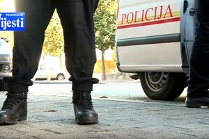 Crnogorski policajci i na tropskim vrućinama moraju da nose zimske...