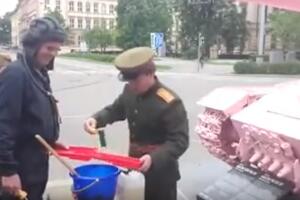 Pogledajte: Proruski aktivisti u Brnu pokušali da prefarbaju roze...