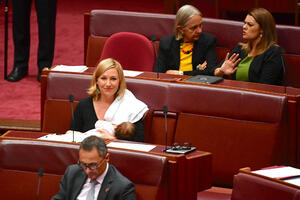 Australija: Senatorka dojila dijete u parlamentu