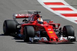 Lauda: Mercedes zaostaje za Ferarijem