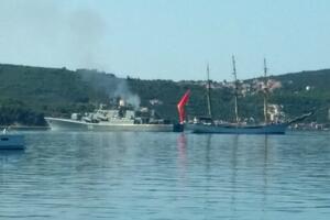 "Jadran" i fregata pozirali snimateljima u Boki