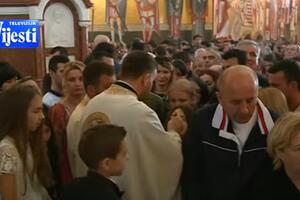 Pravoslavni vjernici na liturgiji u Hramu Hristovog vaskrsenja u...