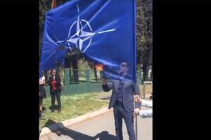 Milačić zapalio zastavu NATO ispred ZIKS-a