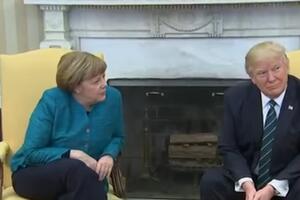 Tramp odbio da pruži ruku Merkel, ona se diplomatski nasmiješila