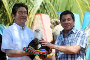 Abe i Duterte prisustvovali krštenju orla, japanski premijer bio i...