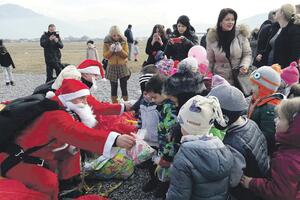 Djeda Mraz iznenadio djecu: Poklone donio padobranom