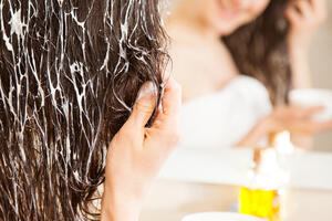 Napravite svoj prirodni preparat za ispravljanje kose