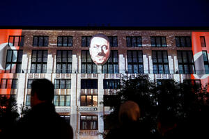 Kontroverzna instalacija sa likom Hitlera uznemirila Berlin