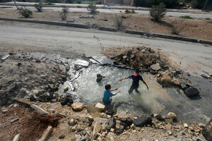 U Alepu djeca napravila "bazen" u krateru bombe