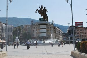 U Skoplju preko noći osvanuo spomenik albanskom piscu