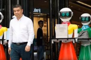 Novi nivo bahaćenja: Kineski tajkun ide u šoping sa robotima...