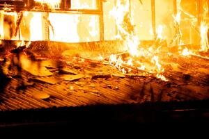 Berane: U požaru sedamnaestočlana porodica ostala bez krova nad...