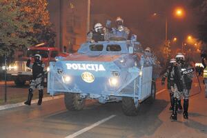 Policija gumenim mecima pucala na građane