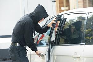 Budva: Uhapšeni osumnjičeni za obijanje auta, krađu novca,...