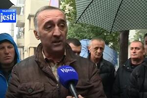 Penzionisani policajci protestovali ispred Vlade: "Aco Đukanović...