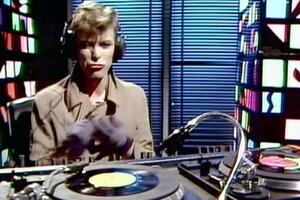 Dejvid Bouvi kao DJ radija BBC One: Vanvremenski set