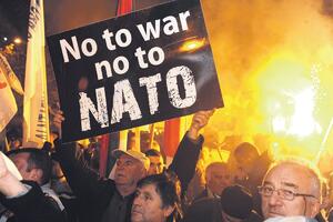 Svađa oko NATO-a jača DPS i desnicu