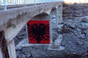 Obnovljen grafit albanske zastave na mostu na Cijevni