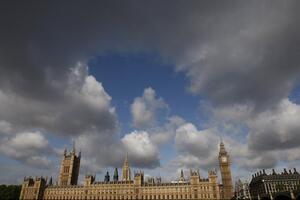 Britanski parlament odbio predlog o nižoj starosnoj granici za...