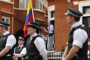 London: Povučena stalna straža ispred ambasade u kojoj boravi Asanž