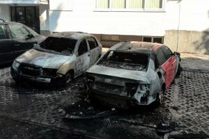 U požaru u centru Bara uništena dva vozila