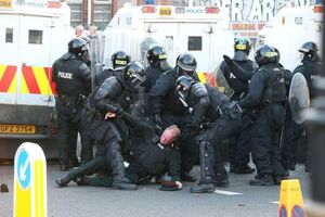 Belfast: Kamenice i flaše na policiju, vodenim topom na...