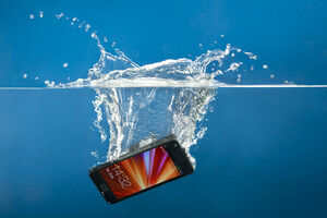 Evo šta da uradite ako vam telefon upadne u vodu
